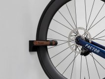 Tons Bike Wall Mount Vertical Smoked Oak Gravel Bike - Houten Fiets Ophangsysteem