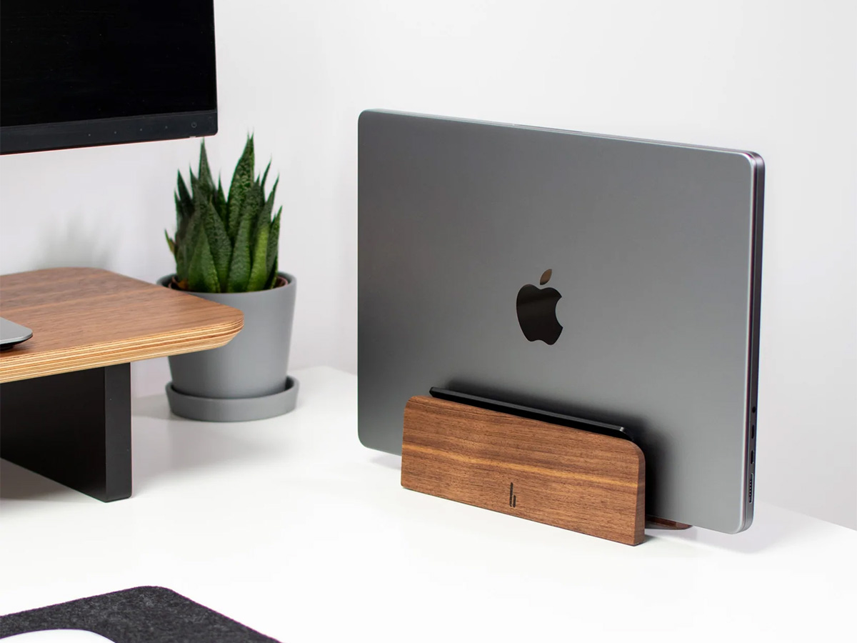 Balolo Laptop Dock Walnut - Verticale Laptop Standaard Hout