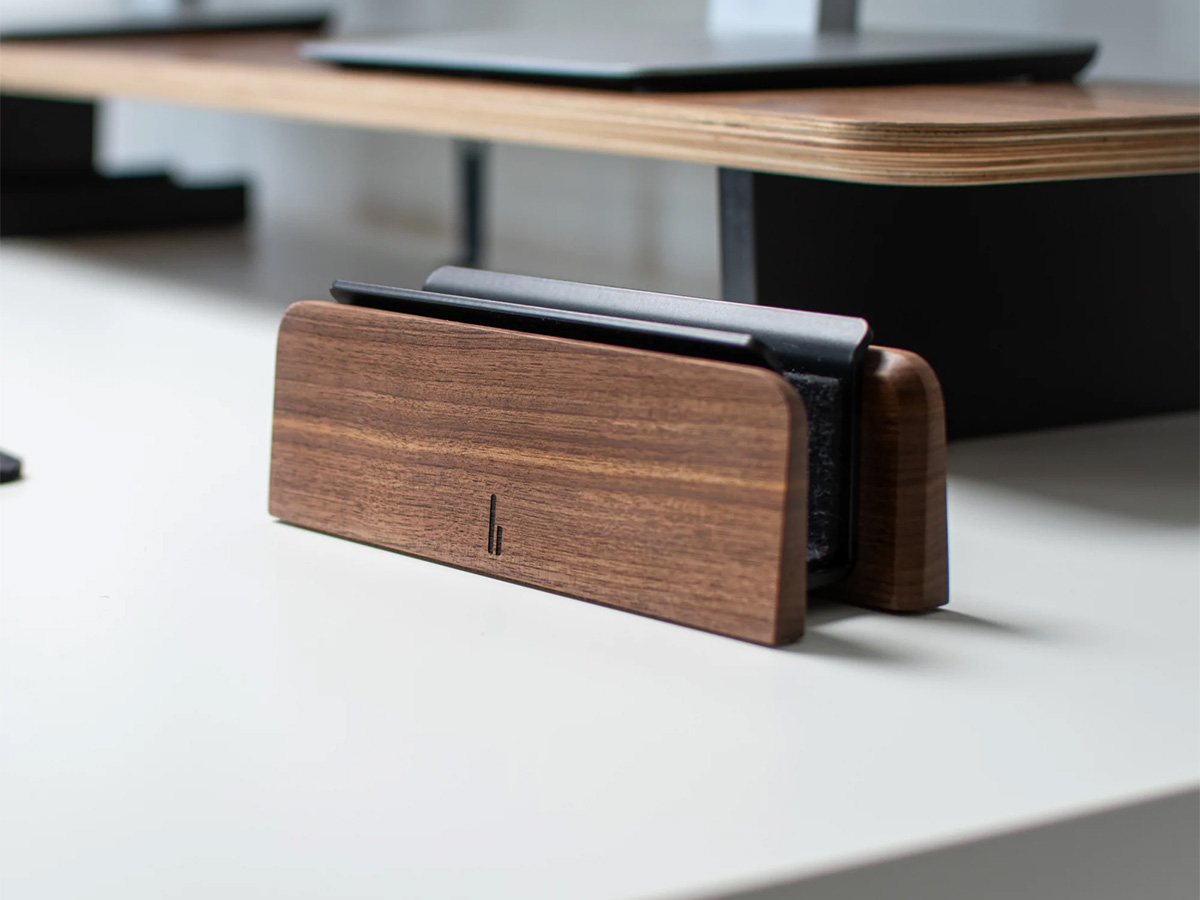 Balolo Laptop Dock Walnut - Verticale Laptop Standaard Hout