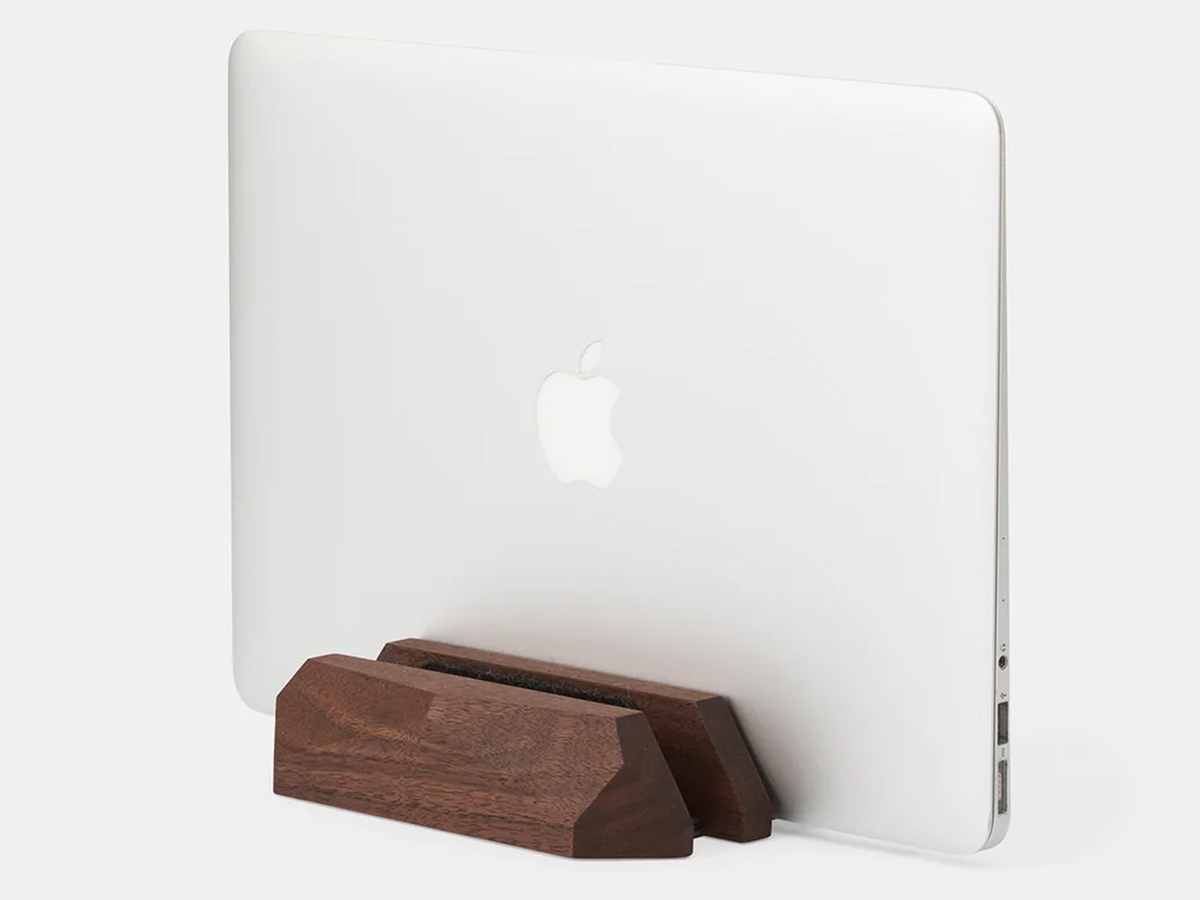 Oakywood Dual Vertical Laptop Dock Walnut - Houten MacBook Standaard