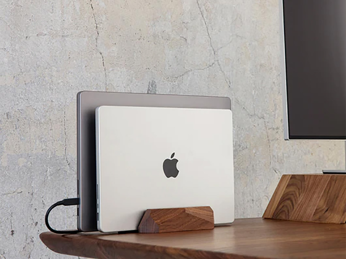 Oakywood Dual Vertical Laptop Dock Walnut - Houten MacBook Standaard
