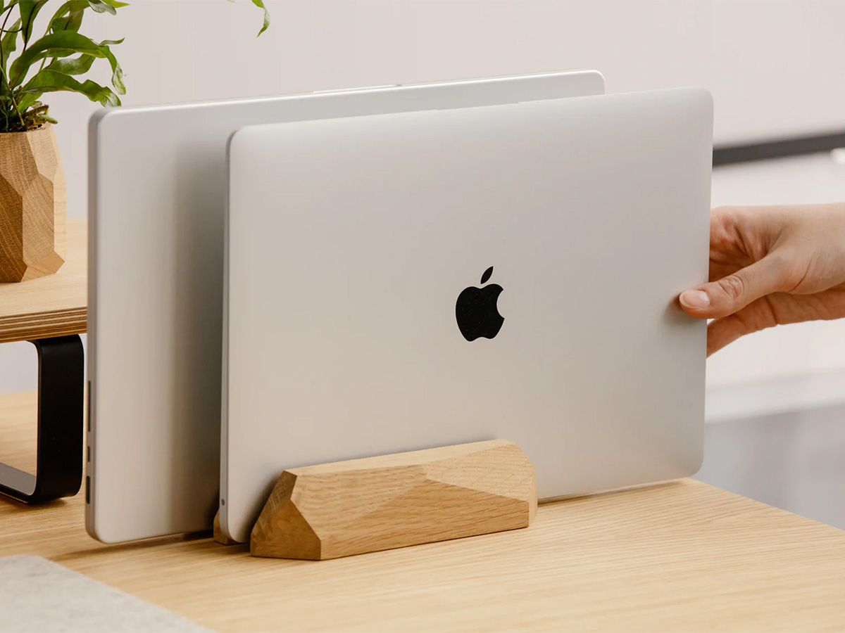 Oakywood Dual Vertical Laptop Dock Oak - Houten MacBook Standaard