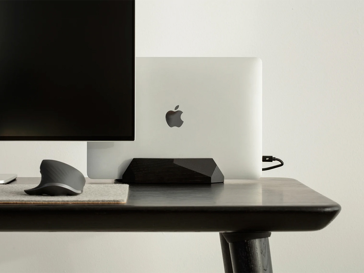 Oakywood Vertical Laptop Dock Black - Houten MacBook Standaard