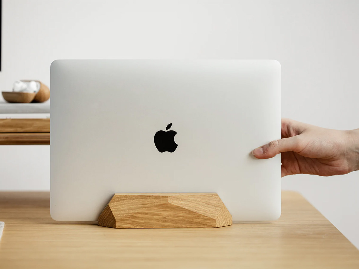 Oakywood Vertical Laptop Dock Oak - Houten MacBook Standaard