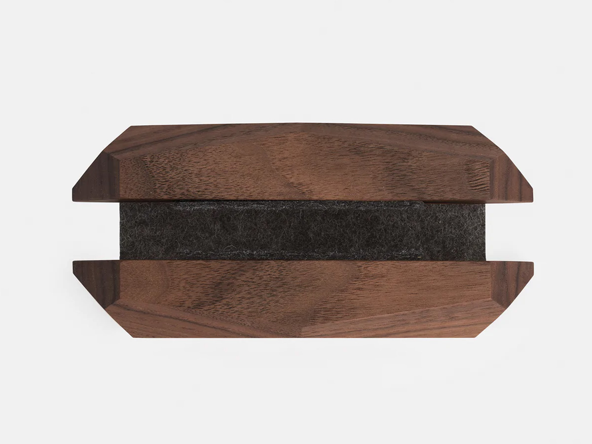 Oakywood Vertical Laptop Dock Walnut - Houten MacBook Standaard