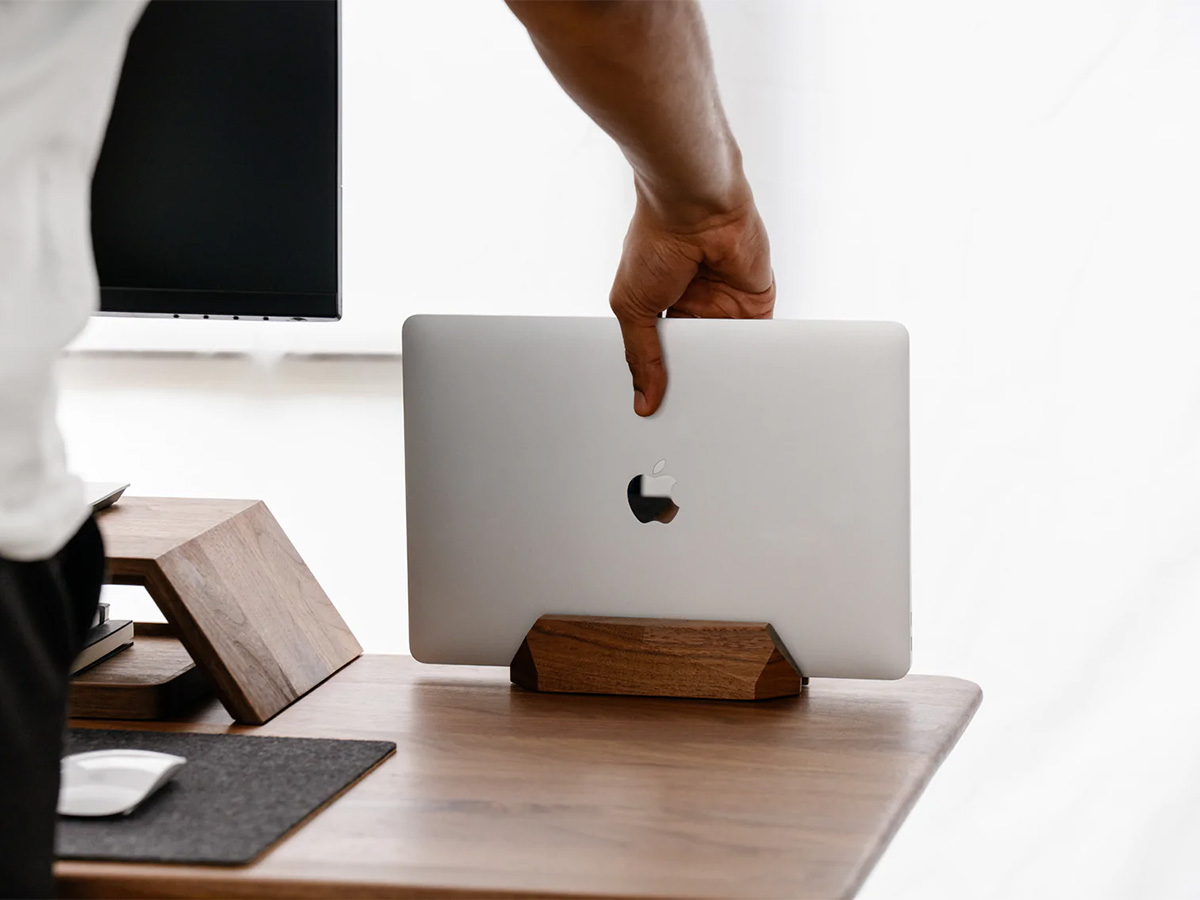 Oakywood Vertical Laptop Dock Walnut - Houten MacBook Standaard