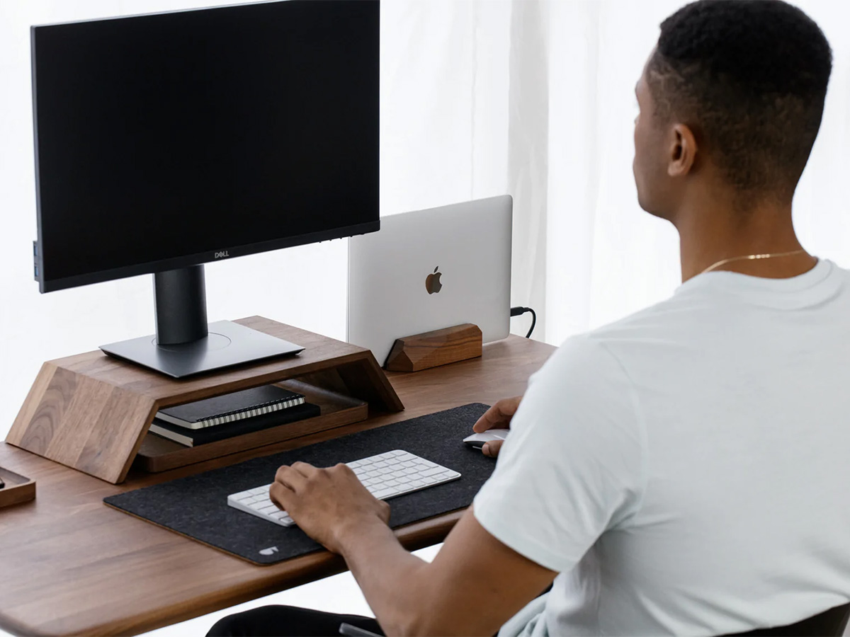 Oakywood Vertical Laptop Dock Walnut - Houten MacBook Standaard