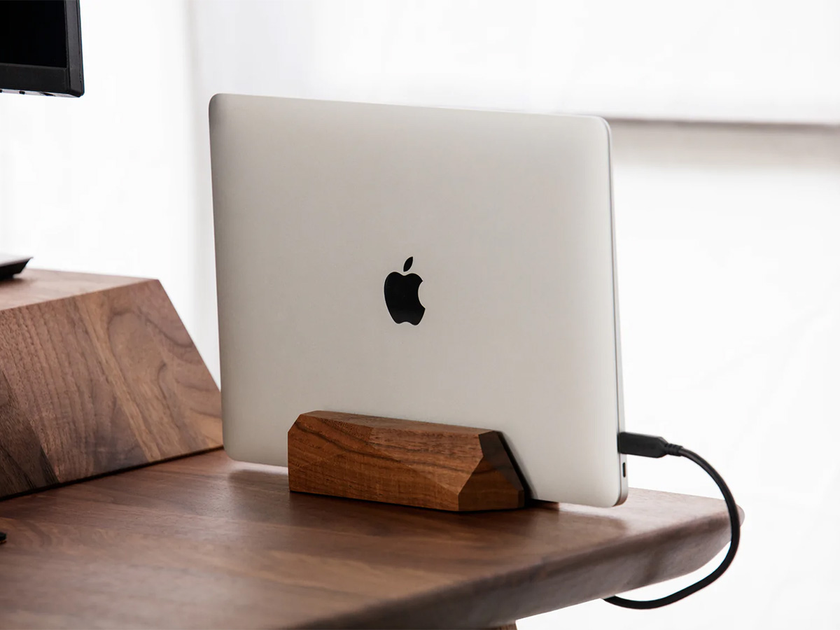 Oakywood Vertical Laptop Dock Walnut - Houten MacBook Standaard