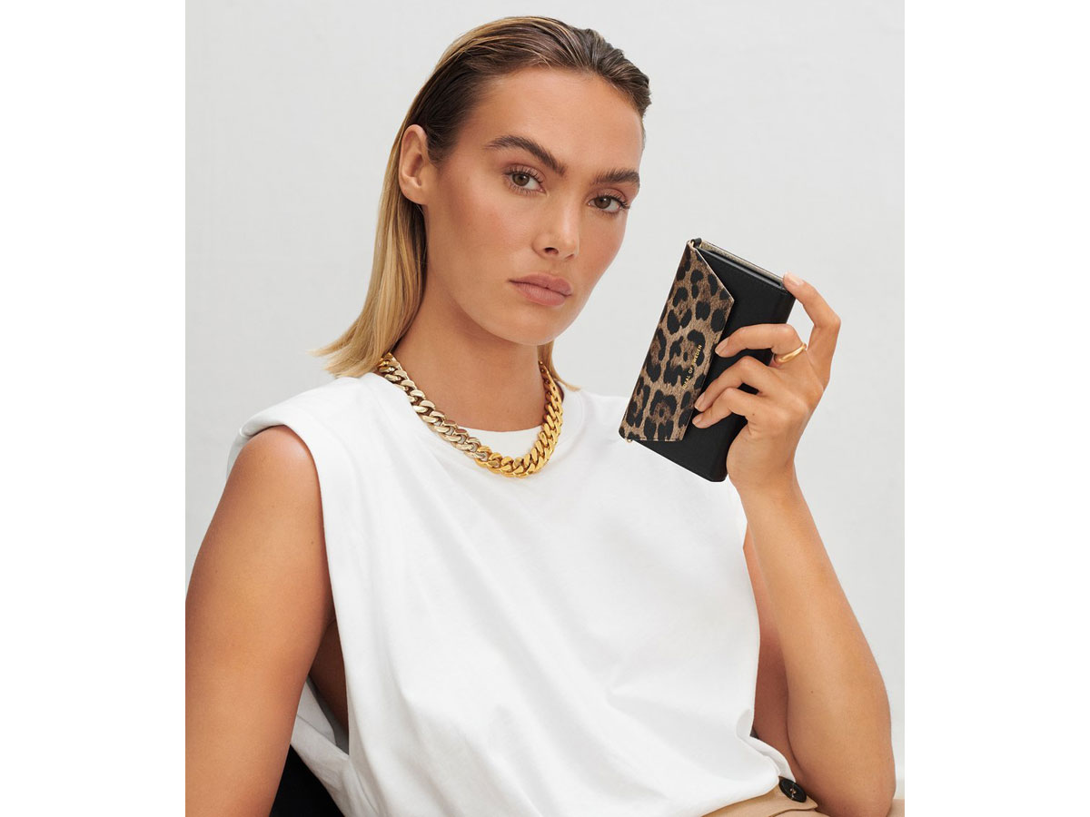 iDeal of Sweden Cassette Clutch Midnight Leopard - iPhone 13 hoesje