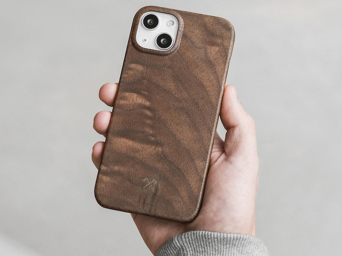 Woodcessories Slim Case Walnut - iPhone 13 hoesje van Hout