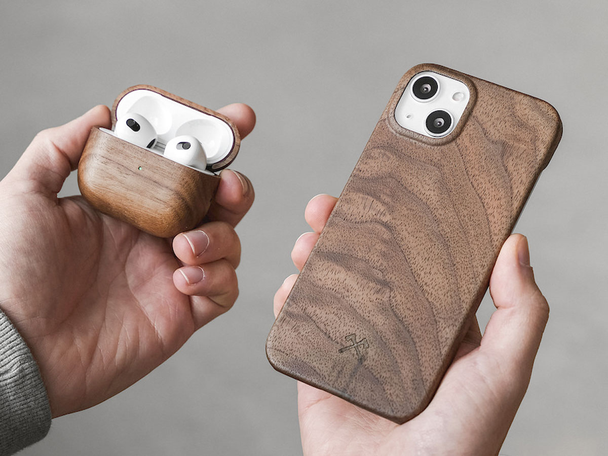 Woodcessories Slim Case Walnut - iPhone 13 hoesje van Hout