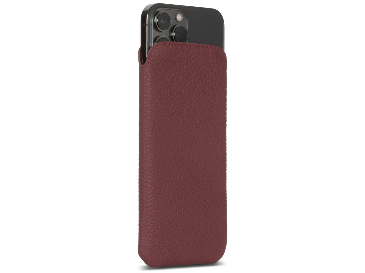 Sena Ultraslim Sleeve Rood Leer - iPhone 13 Pro Max hoesje