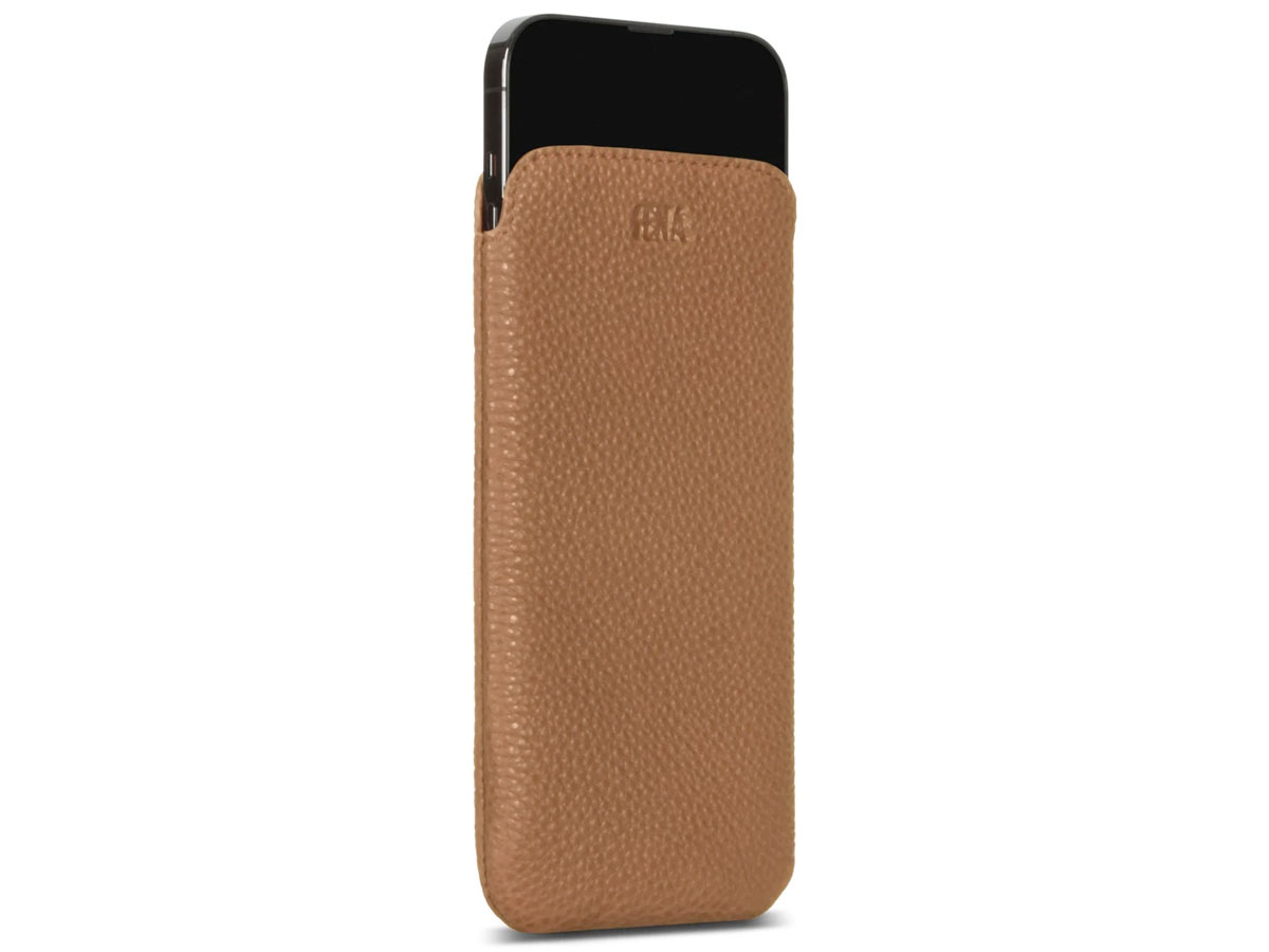 Sena Ultraslim Sleeve Cognac Leer - iPhone 14 Plus/14 Pro Max hoesje