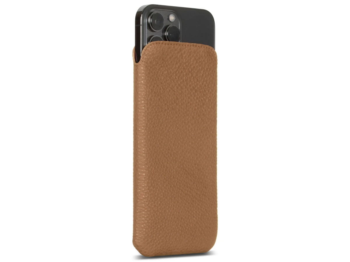 Sena Ultraslim Sleeve Cognac Leer - iPhone 14 Plus/14 Pro Max hoesje