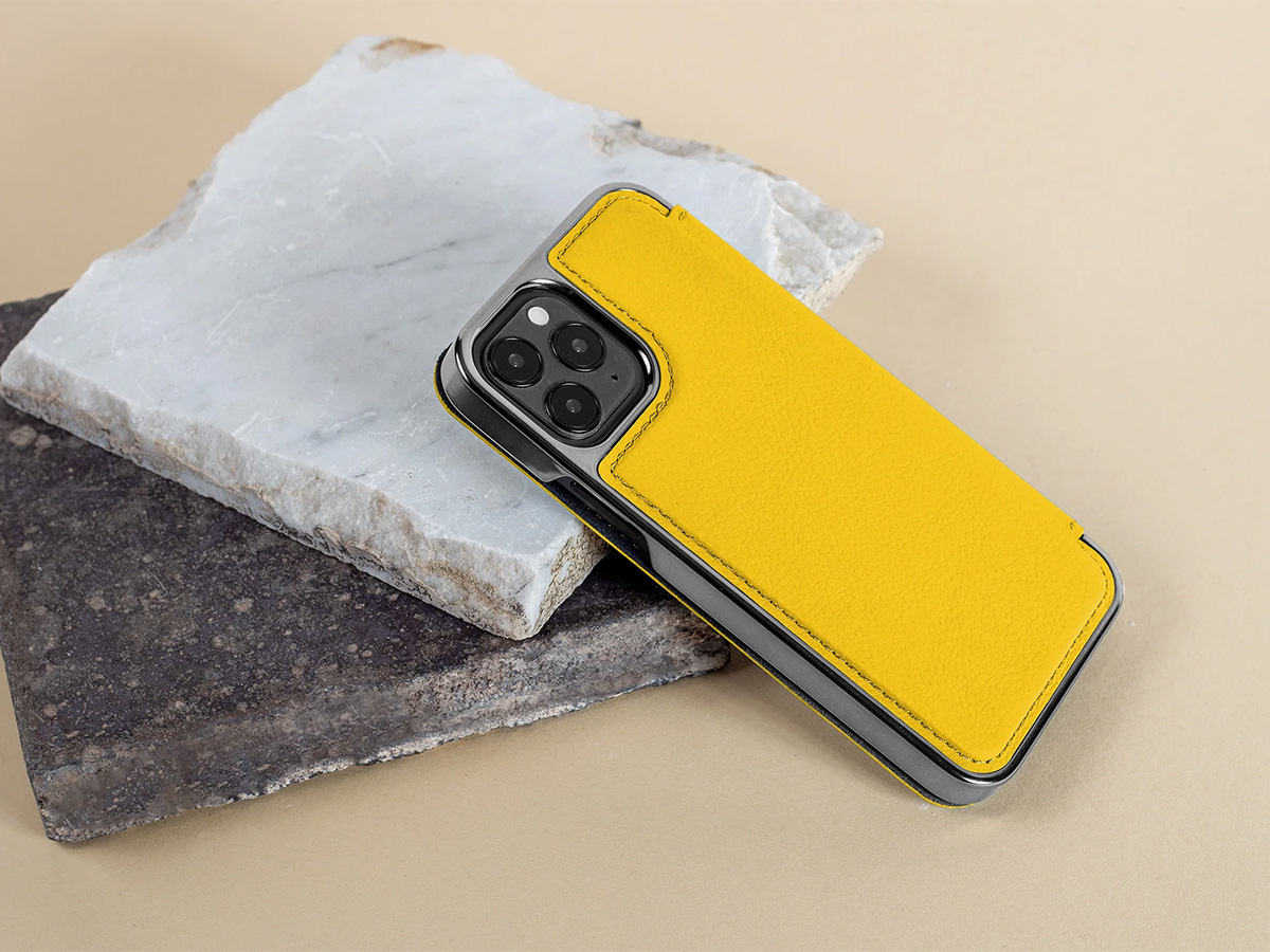 Greenwich Blake MagSafe Leather Folio Taurus Yellow - iPhone 15 Hoesje