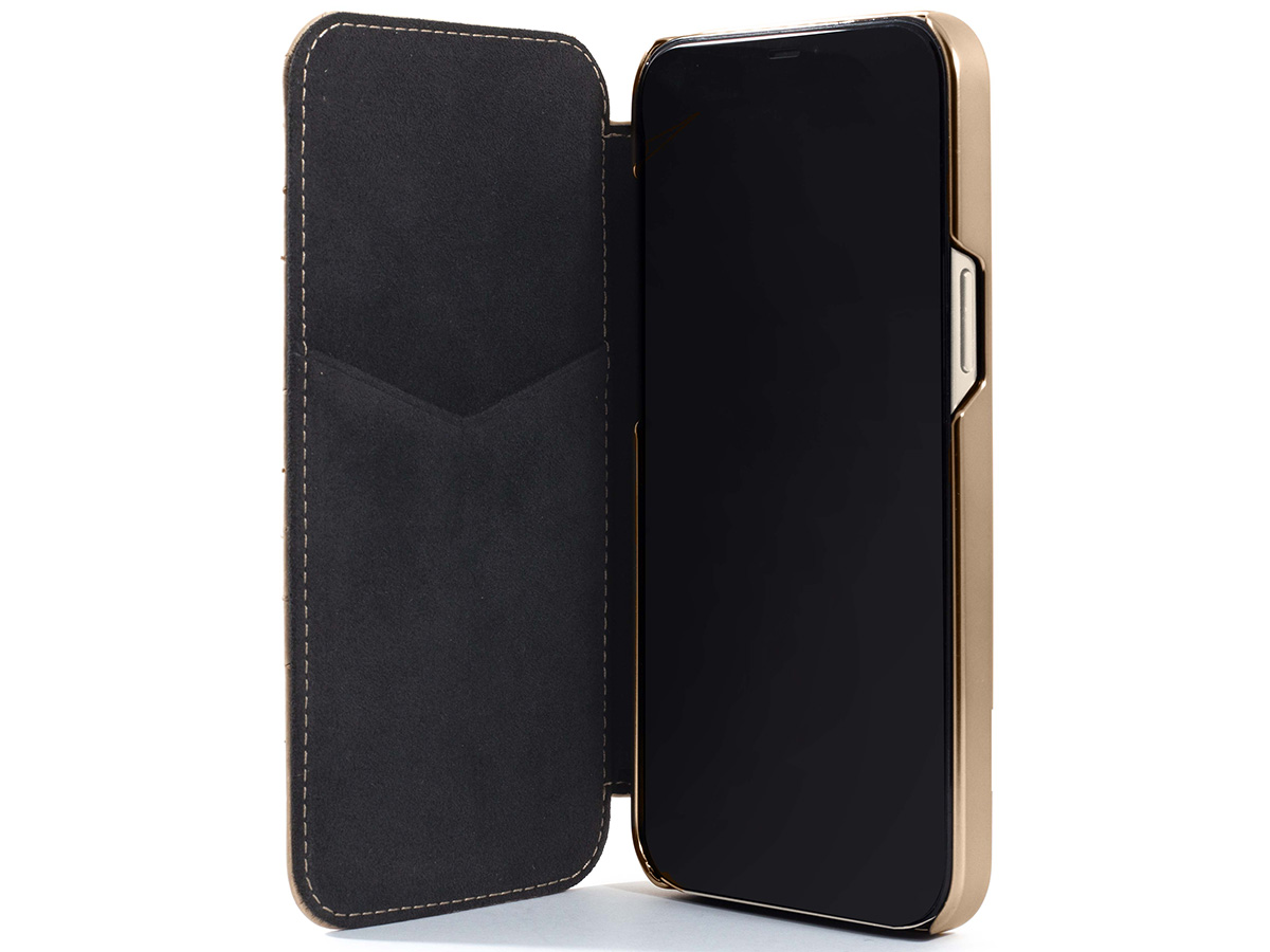 Greenwich Portland MagSafe Folio Shortbread/Gold - iPhone 15 Hoesje