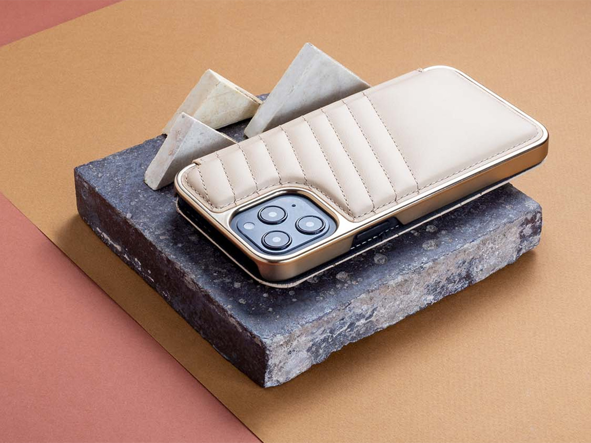 Greenwich Portland MagSafe Folio Shortbread/Gold - iPhone 15 Hoesje