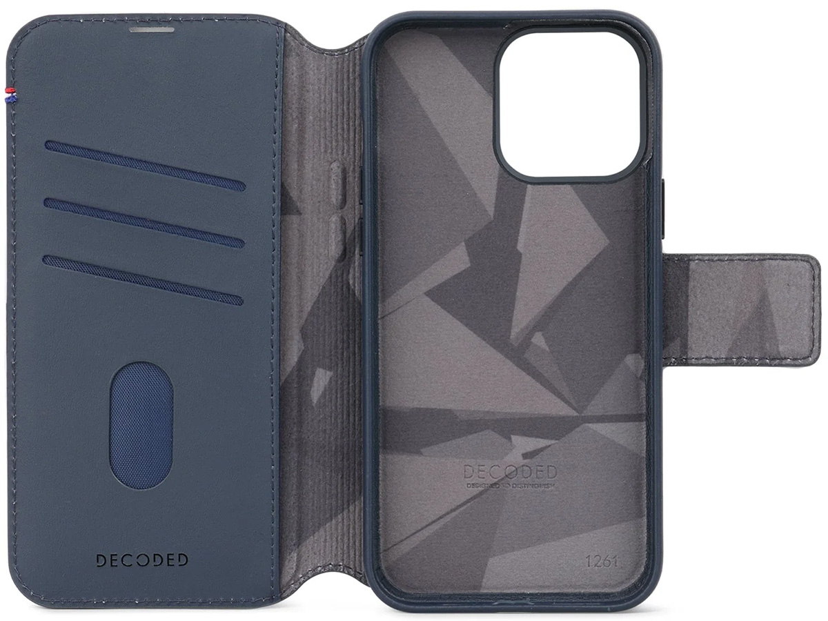 Decoded Leather Detachable Wallet Case True Navy - iPhone 15 Pro hoesje