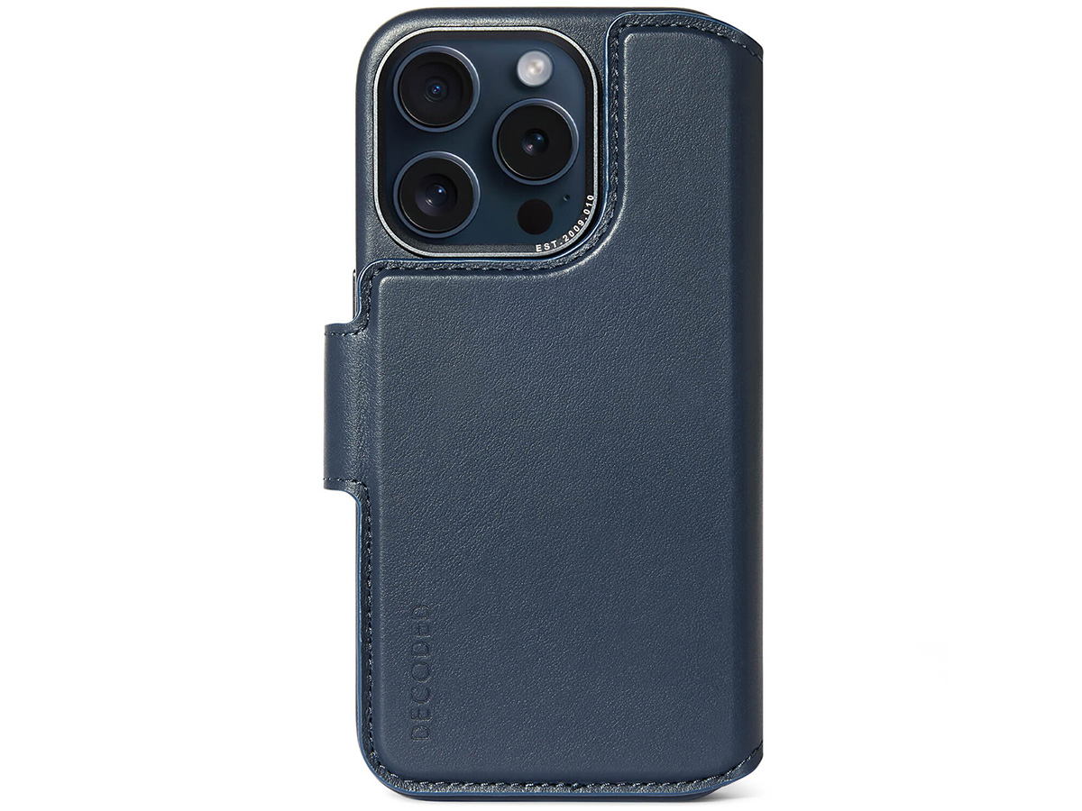 Decoded Leather Detachable Wallet Case True Navy - iPhone 15 Pro hoesje