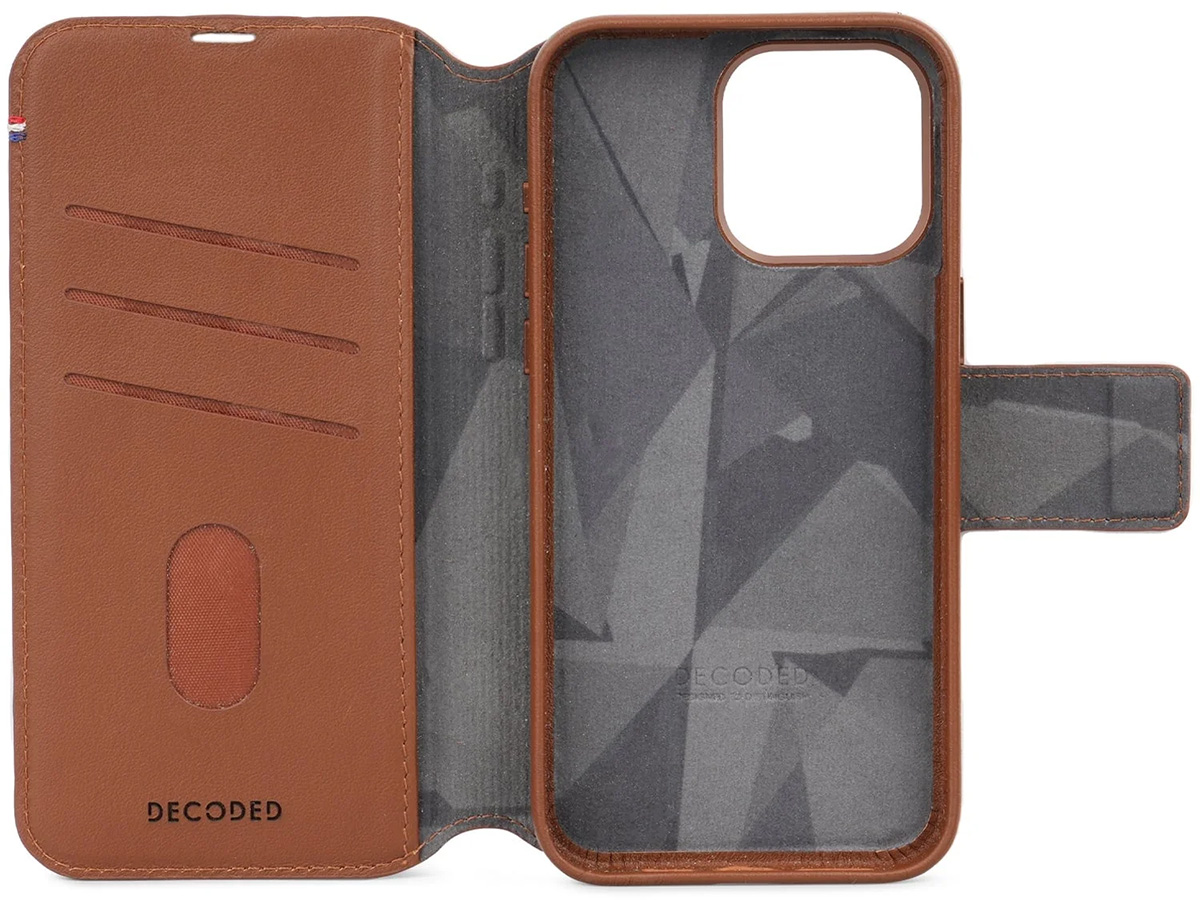 Decoded Leather Detachable Wallet Case Tan - iPhone 15 Pro hoesje