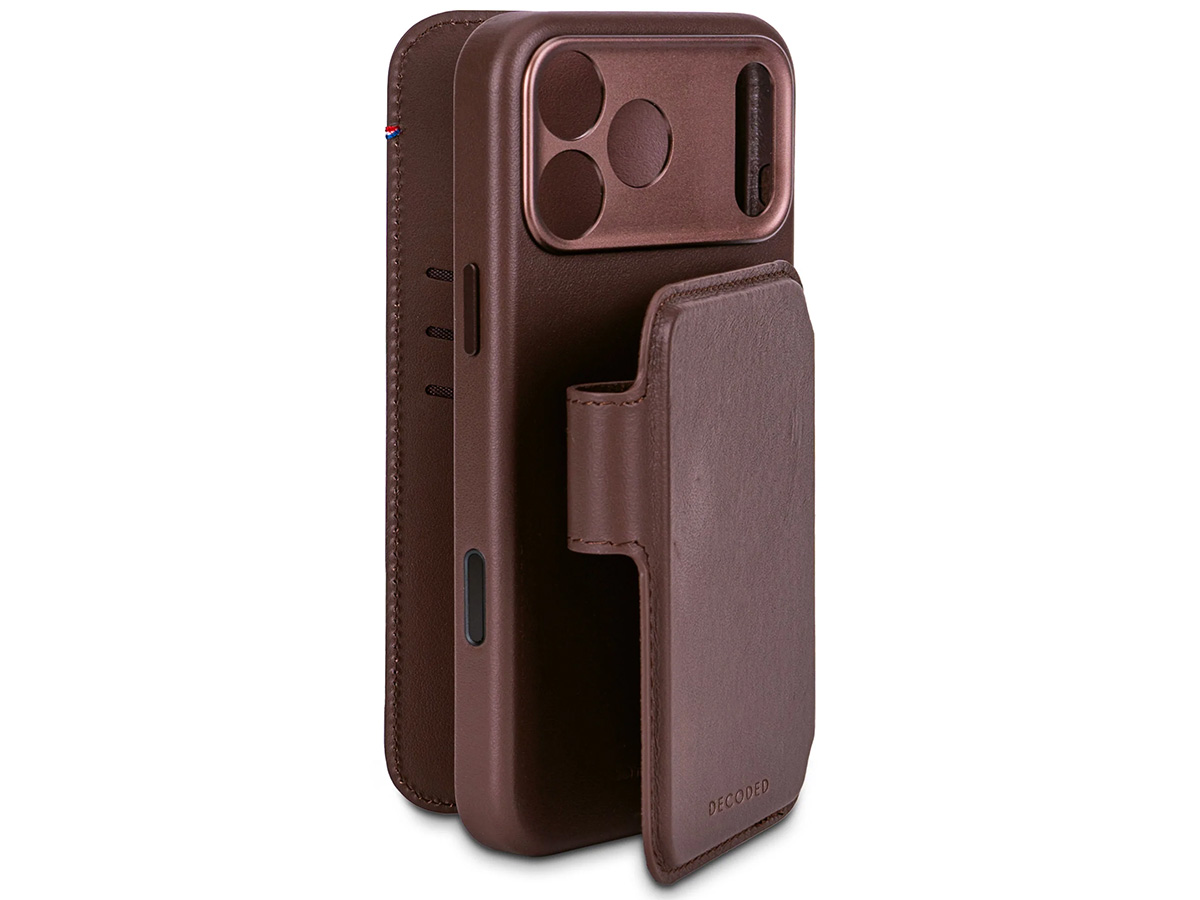 Decoded Leather Detachable Wallet Case Bruin - iPhone 17 Pro hoesje