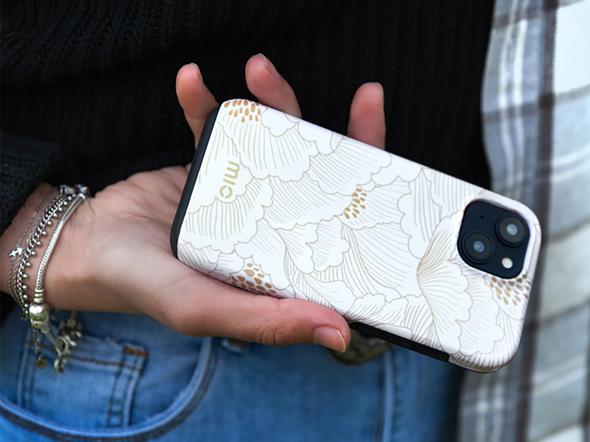 MIO White Roses Magsafe Case - iPhone 17 Pro Hoesje