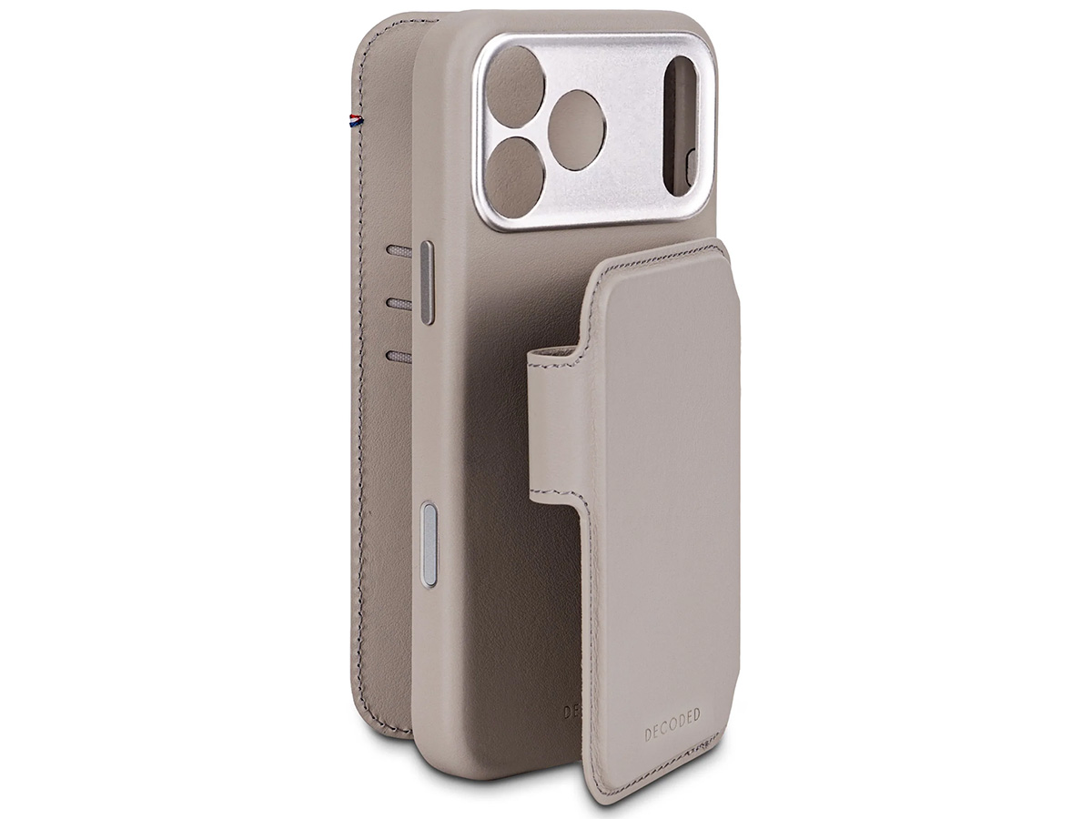 Decoded Leather Detachable Wallet Case Beige - iPhone 17 Pro Max hoesje