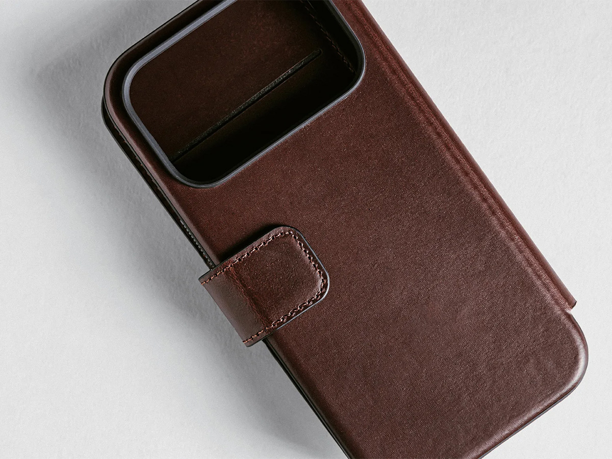 Nomad Horween Modern Leather Folio Bruin - iPhone 17 Pro Max hoesje