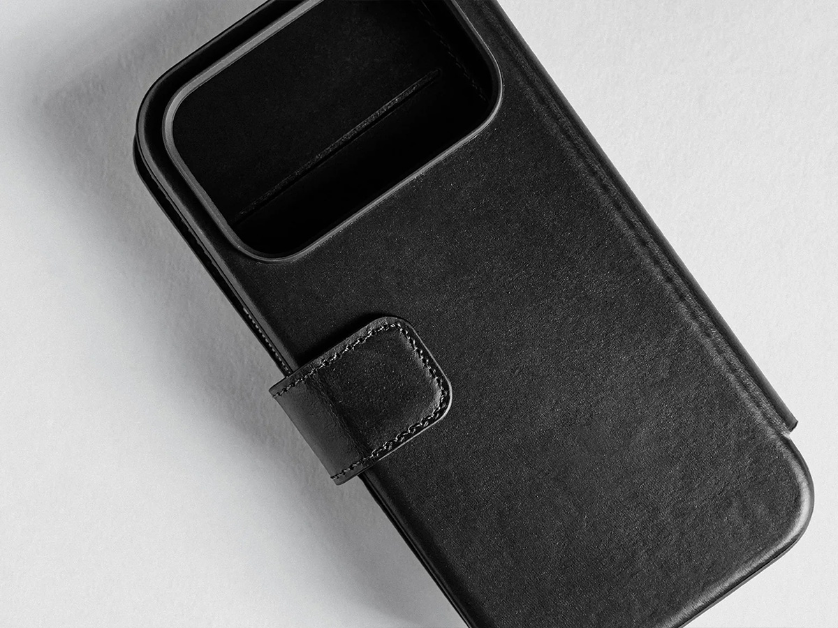 Nomad Horween Modern Leather Folio Zwart - iPhone 17 Pro Max hoesje