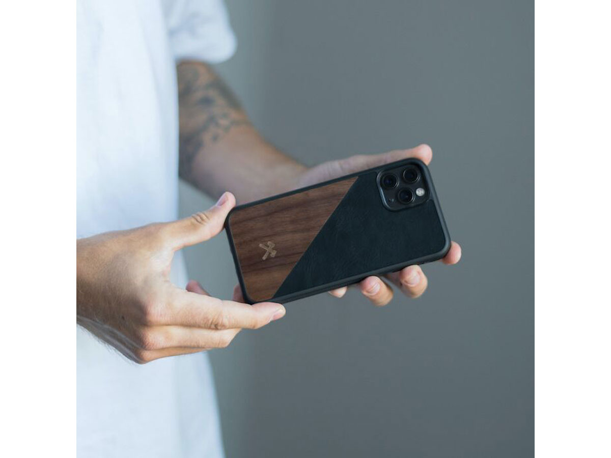 Woodcessories EcoSplit Zwart - Houten iPhone 11 Pro hoesje