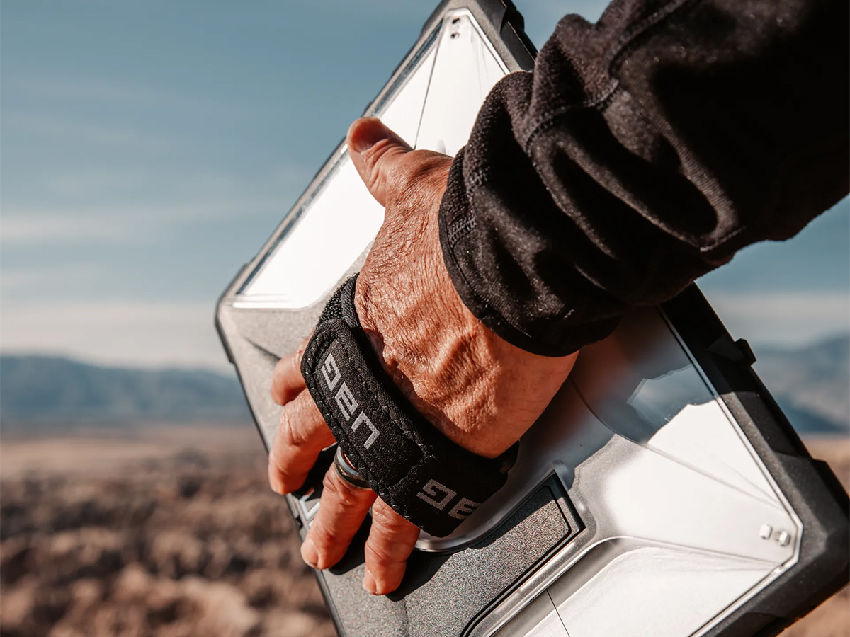 Urban Armor Gear Plasma - Surface Pro 9/10/11 hoesje Handvat Schouderband