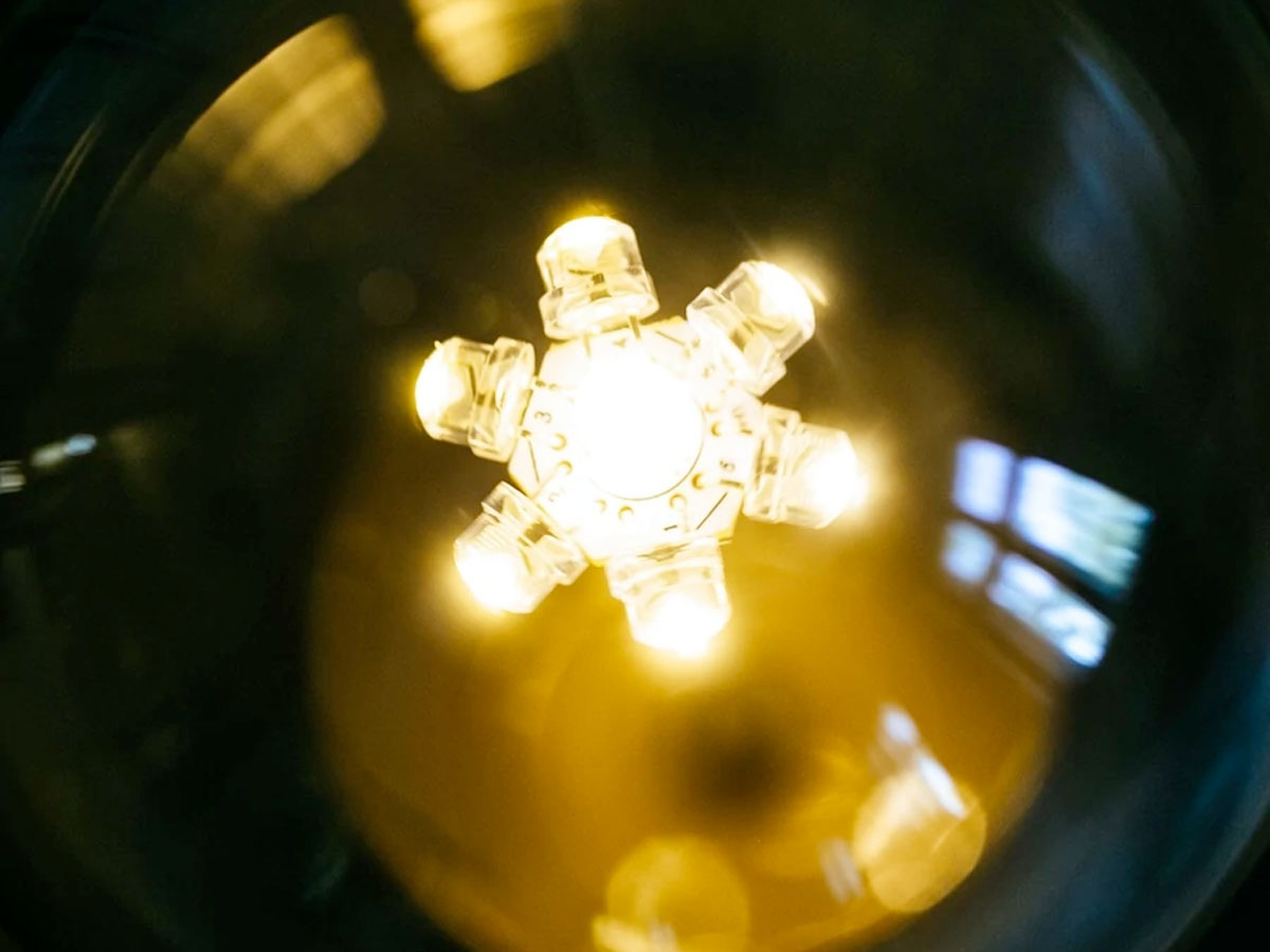 Flyte Manhattan Levitating Bulb Zwevende Bureaulamp - Walnoot/Chroom