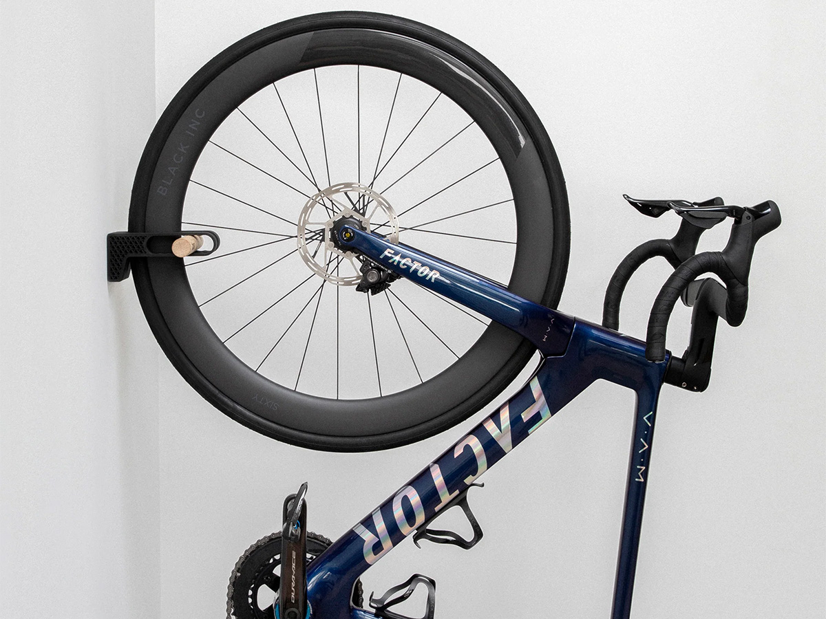 Tons Bike Wall Mount Vertical Smoked Oak Gravel Bike - Houten Fiets Ophangsysteem