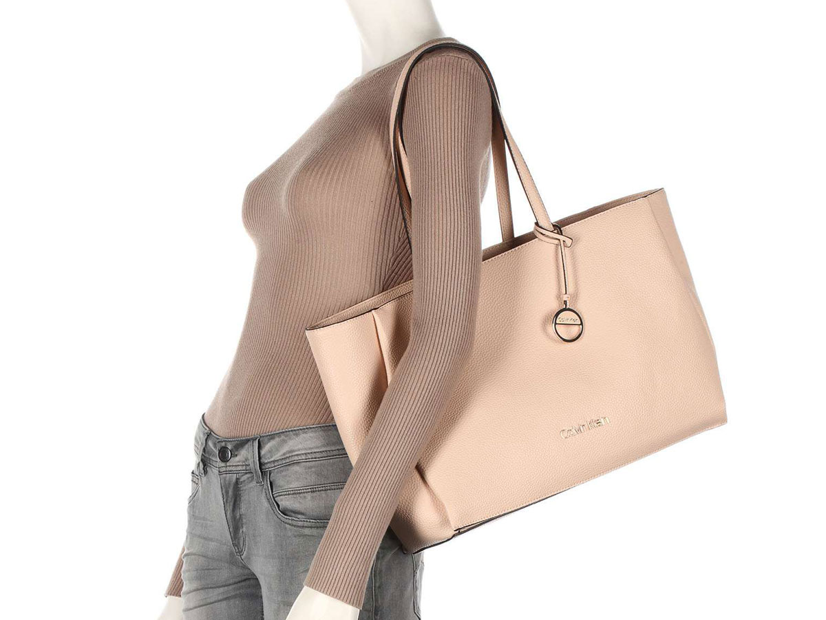 Calvin Klein Laptop Tote Light Sand - Dames Laptoptas met Sleeve