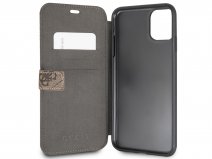 Guess Monogram Bookcase Bruin - iPhone 11 Pro Max hoesje