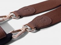 Pebbel Crossbody Case met Hailey Koord - iPhone 16 Plus Hoesje Leer Cognac
