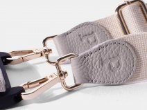 Pebbel Crossbody Case met Hailey Koord - iPhone 16 Plus Hoesje Leer Greige