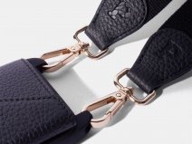 Pebbel Crossbody Case met Hailey Koord - iPhone 16 Plus Hoesje Leer Zwart