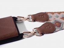 Pebbel Crossbody Case met Indie Koord - iPhone 16 Plus Hoesje Leer Cognac