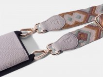 Pebbel Crossbody Case met Indie Koord - iPhone 16 Plus Hoesje Leer Greige