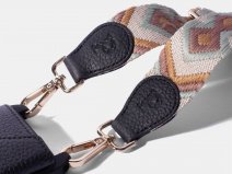 Pebbel Crossbody Case met Indie Koord - iPhone 16 Plus Hoesje Leer Zwart