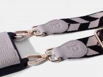 Pebbel Crossbody Case met Jessie Koord - iPhone 16 Plus Hoesje Leer Greige