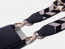 Pebbel Crossbody Case met Jessie Koord - iPhone 16 Plus Hoesje Leer Zwart