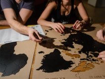 MiMi Innovations Houten Wereldkaart Puzzel met Namen - Zwart - Medium - Inclusief 96 pins